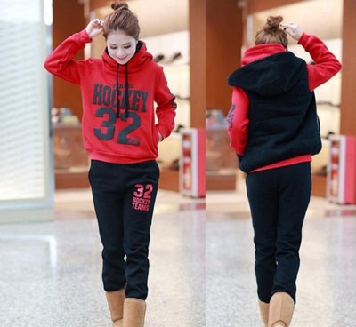 13. Sportovní souprava  ve 3 barvách, různé velikosti